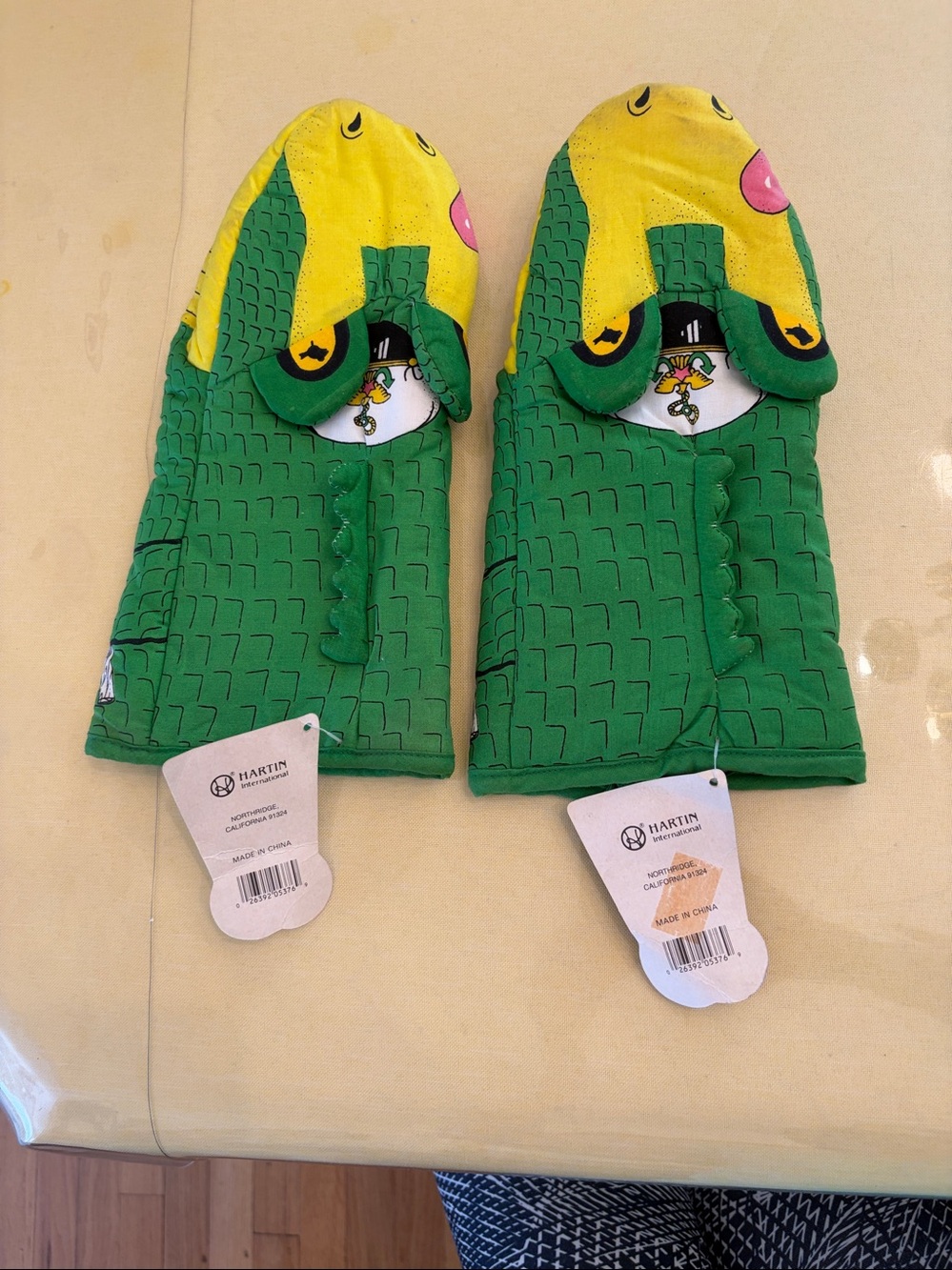 NWT ViHartin International Green & Yellow Crocodile Oven Mitts (set of 2)